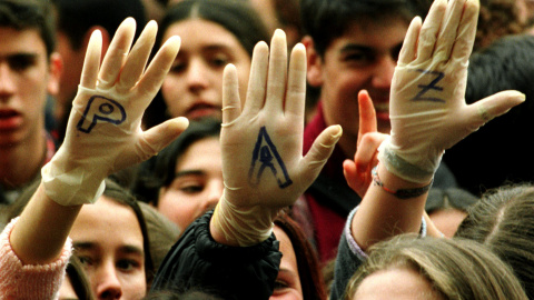 Varias jóvenes levantan sus manos para que se lea escrita la palabra 'Paz' en una concentración contra ETA frente al Ayuntamiento de Sevilla, en febrero de 1998.. REUTERS/Marcelo del Pozo Varias jóvenes levantan sus manos para que se lea escrita la palabra 'Paz' en una concentración contra ETA frente al Ayuntamiento de Sevilla, en febrero de 1998.. REUTERS/Marcelo del Pozo
