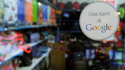 Una pegatina de Google en una tienda de móviles en un centro comercial de Jakarta (Indonesia). REUTERS/Beawiharta Una pegatina de Google en una tienda de móviles en un centro comercial de Jakarta (Indonesia). REUTERS/Beawiharta