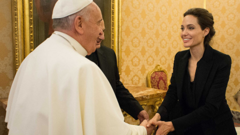 La actriz Angelina Jolie durante su audiencia privada con el Papa Francisco, en el Vaticano, donde ha presentado su película 'Unbroken'. REUTERS/Osservatore Romano La actriz Angelina Jolie durante su audiencia privada con el Papa Francisco, en el Vaticano, donde ha presentado su película 'Unbroken'. REUTERS/Osservatore Romano