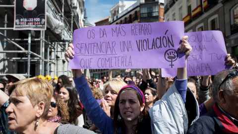 Concentración feminista contra el fallo judicial de La Manada en la Puerta del Sol, coincidiendo con el acto conmemorativo de la Fiesta del 2 de Mayo, celebrado en la Real Casa de Correos de Madrid. EFE/Chema Moya
