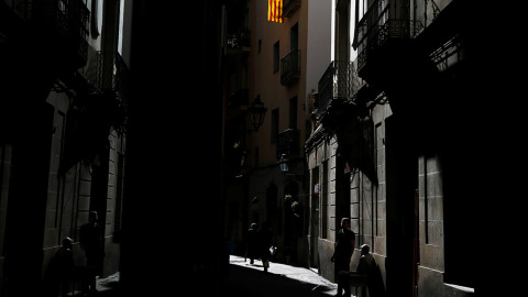 Una bandera estelada cuelga en la calle, en el Barrio Gótico de Barcelona.- SUSANA VERA (REUTERS)