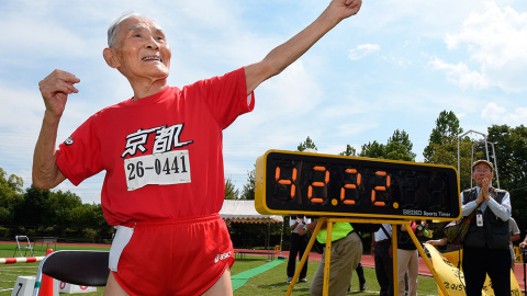 Hidekichi Miyazaki, de 105 años, imita la pose de Usain Bolt, tras correr con otros competidores de más de 80 años de edad en una carrera de 100 metros, en el Kyoto Masters de Kyoto.- TORU YAMANAKA (AFP)