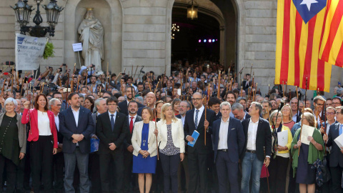 Carles Puigdemont en el acto donde recibió a los más de 700 alcaldes que facilitaron el 1-O. /EFE Carles Puigdemont en el acto donde recibió a los más de 700 alcaldes que facilitaron el 1-O. /EFE
