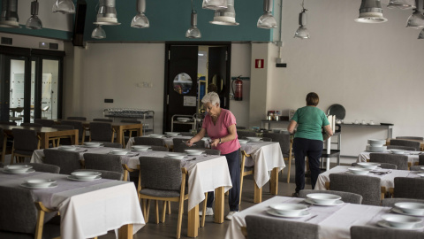 Varias mujeres ponen la mesa antes de la hora de la comida en Trabensol.- JAIRO VARGAS Varias mujeres ponen la mesa antes de la hora de la comida en Trabensol.- JAIRO VARGAS
