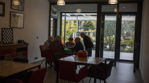 Un grupo de residentes de Trabensol juega una partida de mus después de la comida.- JAIRO VARGAS Un grupo de residentes de Trabensol juega una partida de mus después de la comida.- JAIRO VARGAS