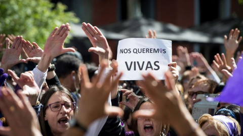 Concentración feminista contra el fallo judicial de La Manada en la Puerta del Sol, coincidiendo con el acto conmemorativo de la Fiesta del 2 de Mayo, celebrado en la Real Casa de Correos de Madrid. EFE/Luca Piergiovanni Concentración feminista contra el fallo judicial de La Manada en la Puerta del Sol, coincidiendo con el acto conmemorativo de la Fiesta del 2 de Mayo, celebrado en la Real Casa de Correos de Madrid. EFE/Luca Piergiovanni