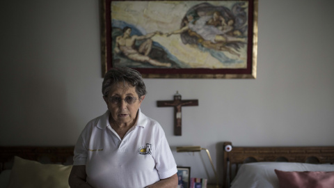 Una residente de Trabensol muestra la habitación de su apartamento, en el que viven ella y su marido desde hace varios años.- JAIRO VARGAS Una residente de Trabensol muestra la habitación de su apartamento, en el que viven ella y su marido desde hace varios años.- JAIRO VARGAS