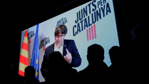 Carles Puigdemont intervé per videoconferència en un acte de JxCat al costat de la presó de Lledoners, EFE / Susanna Sáez Carles Puigdemont intervé per videoconferència en un acte de JxCat al costat de la presó de Lledoners, EFE / Susanna Sáez