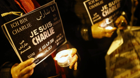 Homenaje a los fallecidos en el atentado a 'Charlie Hebdo' en Frankfurt. /REUTERS Homenaje a los fallecidos en el atentado a 'Charlie Hebdo' en Frankfurt. /REUTERS