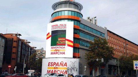02/11/2019.- Ciudadanos ha colgado en la fachada de su sede nacional una imagen de la épica victoria de la selección española de fútbol frente a Malta en 1983 para subrayar que su "remontada" está "en marcha". / EFE - PACO CAMPOS 02/11/2019.- Ciudadanos ha colgado en la fachada de su sede nacional una imagen de la épica victoria de la selección española de fútbol frente a Malta en 1983 para subrayar que su "remontada" está "en marcha". / EFE - PACO CAMPOS