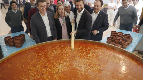02/11/2019.- El presidente del Partido Popular, Pablo Casado (2d), junto al presidente de la Xunta, Alberto Núñez Feijóo (i), el alcalde de la Lalín, José Crespo, (d) y la candidata Ana Pastor. / EFE 02/11/2019.- El presidente del Partido Popular, Pablo Casado (2d), junto al presidente de la Xunta, Alberto Núñez Feijóo (i), el alcalde de la Lalín, José Crespo, (d) y la candidata Ana Pastor. / EFE