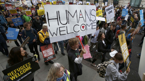 Manifestantes, entre los que se incluían refugiados, marchan hacia el parlamento británico durante una protesta organizada por Amnistía Internacional, este sábado en Londres. REUTERS/Peter Nicholls Manifestantes, entre los que se incluían refugiados, marchan hacia el parlamento británico durante una protesta organizada por Amnistía Internacional, este sábado en Londres. REUTERS/Peter Nicholls