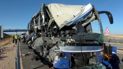 Imagen de autobús siniestrado en Soria al colisionar contra un camión. Una mujer ha fallecido y siete han resultado heridas graves. Imagen de autobús siniestrado en Soria al colisionar contra un camión. Una mujer ha fallecido y siete han resultado heridas graves.