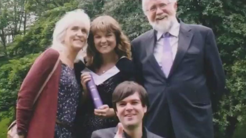 Jo Cameron y su familia./Youtube Jo Cameron y su familia./Youtube