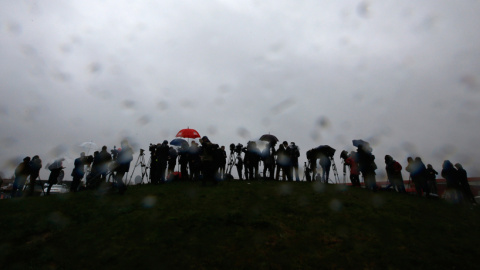 Los periodistas trabajan cerca de la escena de una toma de rehenes en París. -REUTERS / Eric Gaillard