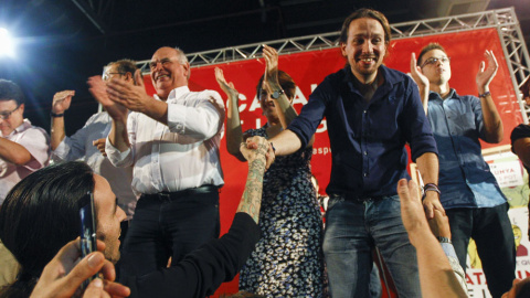 El candidato a la Generalitat por Catalunya Sí que es Pot, Lluis Rabell, con Pablo Iglesias e Iñigo Errejón, de Podemos, durante el acto electoral de cierre de campaña que la formación ha celebrado en la localidad barcelonesa de Hospitalet El candidato a la Generalitat por Catalunya Sí que es Pot, Lluis Rabell, con Pablo Iglesias e Iñigo Errejón, de Podemos, durante el acto electoral de cierre de campaña que la formación ha celebrado en la localidad barcelonesa de Hospitalet