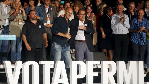 El president de la Generalitat, Artur Mas, con el cabeza de lista de Junts Pel Sí, Raul Romeva, y el presidente de ERC, Oriol Junqueras, en el mitin de cierre de campaña en Barcelona. REUTERS/Albert Gea El president de la Generalitat, Artur Mas, con el cabeza de lista de Junts Pel Sí, Raul Romeva, y el presidente de ERC, Oriol Junqueras, en el mitin de cierre de campaña en Barcelona. REUTERS/Albert Gea