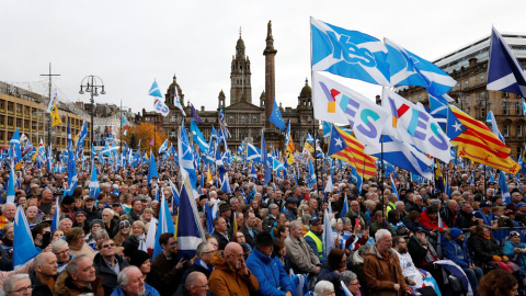 Miles de personas se reunieron en el centro de Glasgow para pedir que se celebre una nueva consulta el año que viene. REUTERS/Russell Cheyne Miles de personas se reunieron en el centro de Glasgow para pedir que se celebre una nueva consulta el año que viene. REUTERS/Russell Cheyne