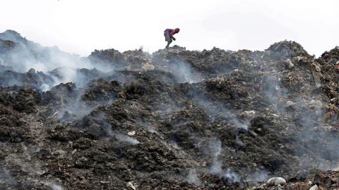 Un hombre recoge basura en un vertedero de Calcuta, India. REUTERS Un hombre recoge basura en un vertedero de Calcuta, India. REUTERS
