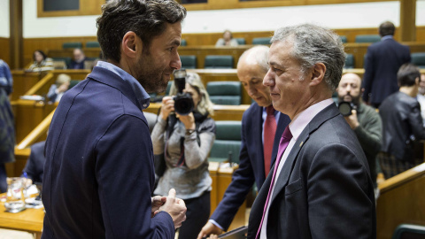 El lehendakari, Iñigo Urkullu, conversa con el portavoz del PP en el Parlamento Vasco, Borja Sémper. EFE/ David Aguilar