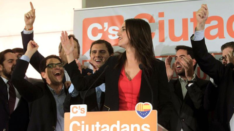 La candidata a la presidencia de la Generalitat por Ciutadans, Inés Arrimadas, y el líder del partido, Albert Rivera, durante la rueda de prensa para valorar los resultados de la formación./ EFE