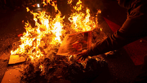 Varios manifestantes queman fotos del rey Felipe durante la protesta llevada a cabo en la avenida Diagonal de Barcelona, en protesta por la visita del monarca a la capital catalana. EFE/ Enric Fontcuberta Varios manifestantes queman fotos del rey Felipe durante la protesta llevada a cabo en la avenida Diagonal de Barcelona, en protesta por la visita del monarca a la capital catalana. EFE/ Enric Fontcuberta