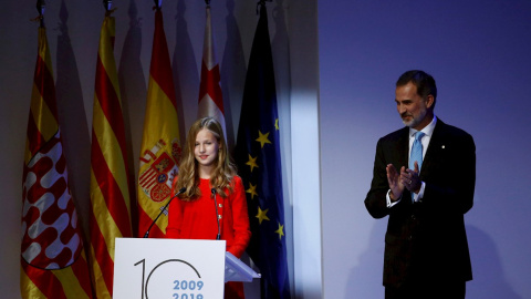 El rey Felipe VI aplaude la intervención de la princesa Leonor en el acto de entrega de los Premios Princesa de Girona, en el Palacio de Congresos de Barcelona. EFE/ Quique García El rey Felipe VI aplaude la intervención de la princesa Leonor en el acto de entrega de los Premios Princesa de Girona, en el Palacio de Congresos de Barcelona. EFE/ Quique García