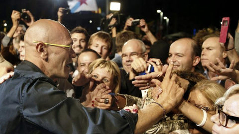 El cabeza de lista de Junts pel Si, Raul Romeva, saluda a los simpatizantes de su formación que esperan los resultados de las elecciones catalanas frente al cuartel general ubicado frente al Mercat del Born./ EFE El cabeza de lista de Junts pel Si, Raul Romeva, saluda a los simpatizantes de su formación que esperan los resultados de las elecciones catalanas frente al cuartel general ubicado frente al Mercat del Born./ EFE