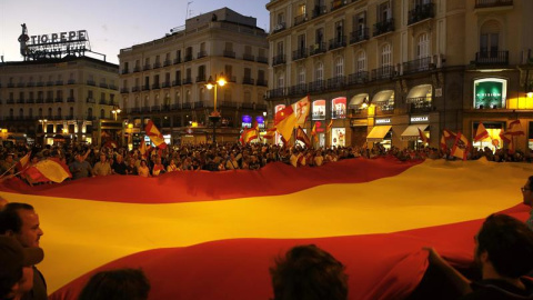 Un grupo de personas desplegó una gran bandera de España en la Puerta del Sol de Madrid en una concentración convocada a través de las Redes Sociales en contra de la independencia de Catalunya./ EFE Un grupo de personas desplegó una gran bandera de España en la Puerta del Sol de Madrid en una concentración convocada a través de las Redes Sociales en contra de la independencia de Catalunya./ EFE