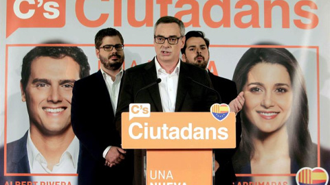 El jefe de campaña de Ciudadanos, José Manuel Villegas, junto al secretario de comunicación, Fernando de Páramo, y el secretario de organización, Fran Hervías, comparecen una vez cerradas las urnas en la sede electoral del partido. /EFE El jefe de campaña de Ciudadanos, José Manuel Villegas, junto al secretario de comunicación, Fernando de Páramo, y el secretario de organización, Fran Hervías, comparecen una vez cerradas las urnas en la sede electoral del partido. /EFE