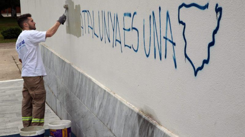 Un operario de la brigada de limpieza borran una pintada en el colegio electoral situado en el Centro Cultural Mira-sol de San Cugat donde ha votado el cabeza de lista de Junts pel Sí, Raül Romeva. /EFE Un operario de la brigada de limpieza borran una pintada en el colegio electoral situado en el Centro Cultural Mira-sol de San Cugat donde ha votado el cabeza de lista de Junts pel Sí, Raül Romeva. /EFE