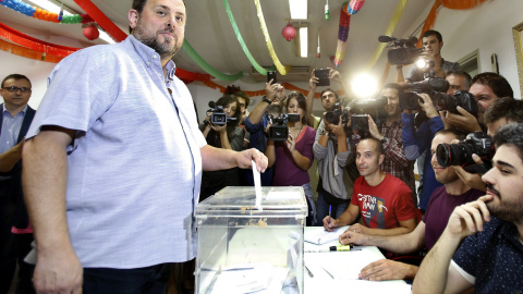 El presidente de ERC y candidato de Junts pel Sí, Oriol Junqueras (i), deposita su voto en una mesa del Centro Cívico El Turó de Sant Vicenç dels Hors (Barcelona), en las elecciones autonómicas del 27S. EFE/Andreu Dalmau El presidente de ERC y candidato de Junts pel Sí, Oriol Junqueras (i), deposita su voto en una mesa del Centro Cívico El Turó de Sant Vicenç dels Hors (Barcelona), en las elecciones autonómicas del 27S. EFE/Andreu Dalmau