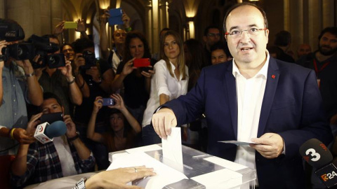 El candidato del PSC a la Generalitat de Cataluña, Miquel Iceta, deposita su voto para las elecciones catalanas del 27S en un colegio electoral de Barcelona. EFE/Quique García El candidato del PSC a la Generalitat de Cataluña, Miquel Iceta, deposita su voto para las elecciones catalanas del 27S en un colegio electoral de Barcelona. EFE/Quique García