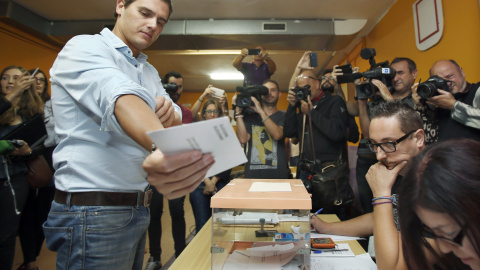 El presidente de Ciudadanos, Albert Rivera, en el momento de depositar su voto en una mesa del Colegio Santa Marta de L'Hospitalet de Llobregat, en las elecciones autonómicas del 27S. EFE/Andreu Dalmau El presidente de Ciudadanos, Albert Rivera, en el momento de depositar su voto en una mesa del Colegio Santa Marta de L'Hospitalet de Llobregat, en las elecciones autonómicas del 27S. EFE/Andreu Dalmau