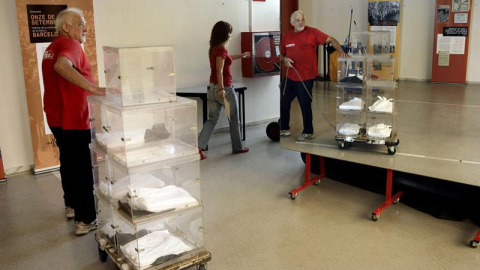 Un operario de la empresa encargada de repartir el material electoral transporta varias urnas para entregar en un colegio electoral el pasado viernes. EFE/Alberto Estévez Un operario de la empresa encargada de repartir el material electoral transporta varias urnas para entregar en un colegio electoral el pasado viernes. EFE/Alberto Estévez