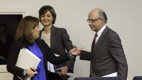 El ministro de Hacienda, Cristóbal Montoro, la vicepresidenta del Gobierno, Soraya Sáenz de Santamaría (i), y la ministra de Agricultura, Alimentación y Medio Ambiente, Isabel García Tejerina (c), al inicio de la rueda de prensa que han ofr El ministro de Hacienda, Cristóbal Montoro, la vicepresidenta del Gobierno, Soraya Sáenz de Santamaría (i), y la ministra de Agricultura, Alimentación y Medio Ambiente, Isabel García Tejerina (c), al inicio de la rueda de prensa que han ofr
