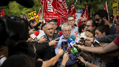 Los secretarios generales de UGT y CCOO , Pepe Álvarez e Ignacio Fernández Toxo, atienden a los medios durante su participación en una concentración ante la sede de la UE para expresar su rechazo al TTIP  y el CETA. EFE/Luca Piergiovanni