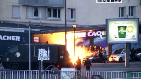 Captura del vídeo que muestra la explosión en la tienda judía de París al comienzo del asalto policial. REUTERS/BFMTV