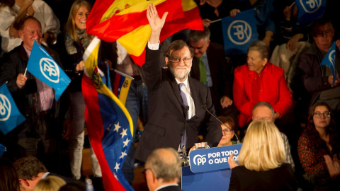 05/11/2019.- El expresidente del Gobierno Mariano Rajoy participa en el acto electoral que los populares celebran hoy martes en el Auditorio Mar de Vigo. / EFE - SALVADOR SAS