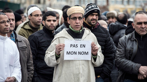 Un musulmán sostiene un cartel que dice "No en mi nombre", durante una manifestación cerca de una mezquita en Saint-Etienne (Francia). /JEAN PHILIPPE (AFP)