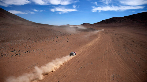 Un piloto, durante la cuarta etapa del Dakar 2015 entre Chilecito y Copiapo, en Chile. /FRANCK FIFE (AFP)