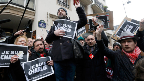 Periodistas sostienen pancartas en solidaridad con los fallecidos en el atentado contra el semanario 'Charlie Ebdo' en París. /GONZALO FUENTES (REUTES)