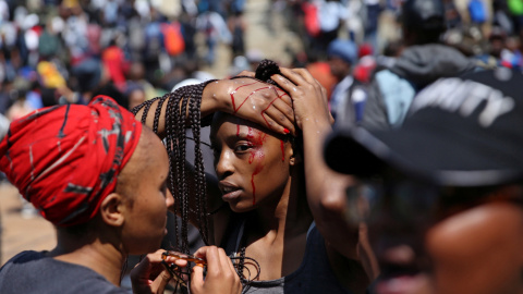 Las protestas en la Universidad de Witwatersrand de Johannesburgo por la subida de tasas se han saldado con decenas de estudiantes heridos por las bolas de goma de la Policía. REUTERS/Siphiwe Sibeko
