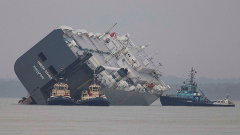 El buque de carga Hoegh Osaka, de lado encallar en el estuario de Solent, cerca de Southampton, en el sur de Inglaterra. /PETER NICHOLLS (REUTERS)