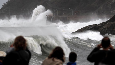 Donostiarras y visitantes observan el fuerte oleaje rompiendo contra el Paseo Nuevo de San Sebastián. EFE/Juan Herrero Donostiarras y visitantes observan el fuerte oleaje rompiendo contra el Paseo Nuevo de San Sebastián. EFE/Juan Herrero