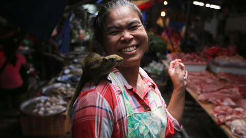 Una mujer camina con una ardilla en su hombro en el Mercado Maeklong en las afueras de Bangkok.REUTERS/Jorge Silva