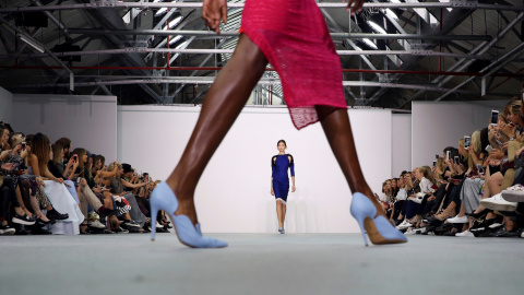 Una modelo desfila con una creación firmada por Emilio de la Morena durante la Semana de la Moda de Londres. REUTERS / Neil Hall