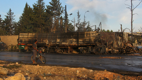 Un niño inspecciona un camión de ayuda dañado después de un ataque aéreo sobre Urm al- Kubra , en el oeste de la ciudad de Alepo, Siria. REUTERS/Ammar Abdullah