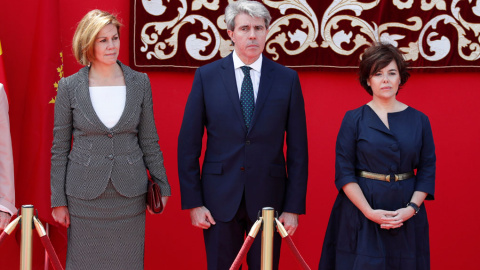 El presidente en funciones de la Comunidad de Madrid, Ángel Garrido, entre la secretaria general del PP y ministra de Defensa, María Dolores de Cospedal (i), y la vicepresidenta del Gobierno, Soraya Sáenz de Santamaría (d), en la Puerta del El presidente en funciones de la Comunidad de Madrid, Ángel Garrido, entre la secretaria general del PP y ministra de Defensa, María Dolores de Cospedal (i), y la vicepresidenta del Gobierno, Soraya Sáenz de Santamaría (d), en la Puerta del