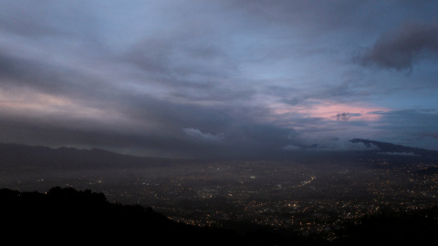 Las cenizas del volcán Turrialba caen sobre San José, Costa Rica. REUTERS / Juan Carlos Ulate